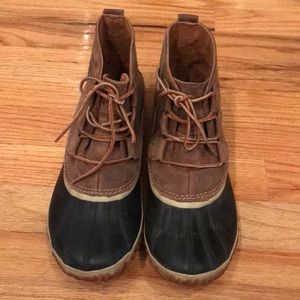 Sorel Out N About Leather Duck Boot size 9.5